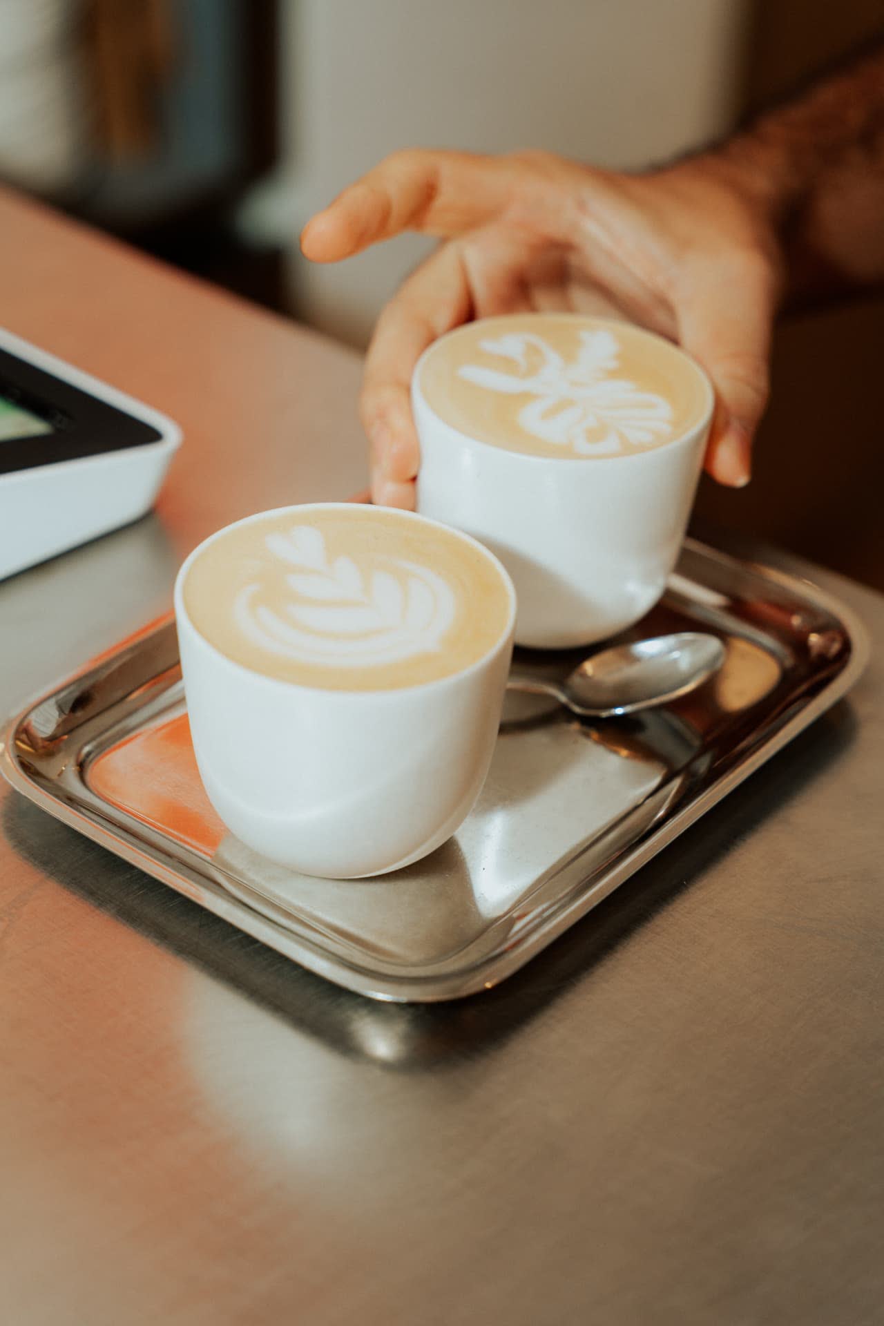 Latte Art auf einem Tablett