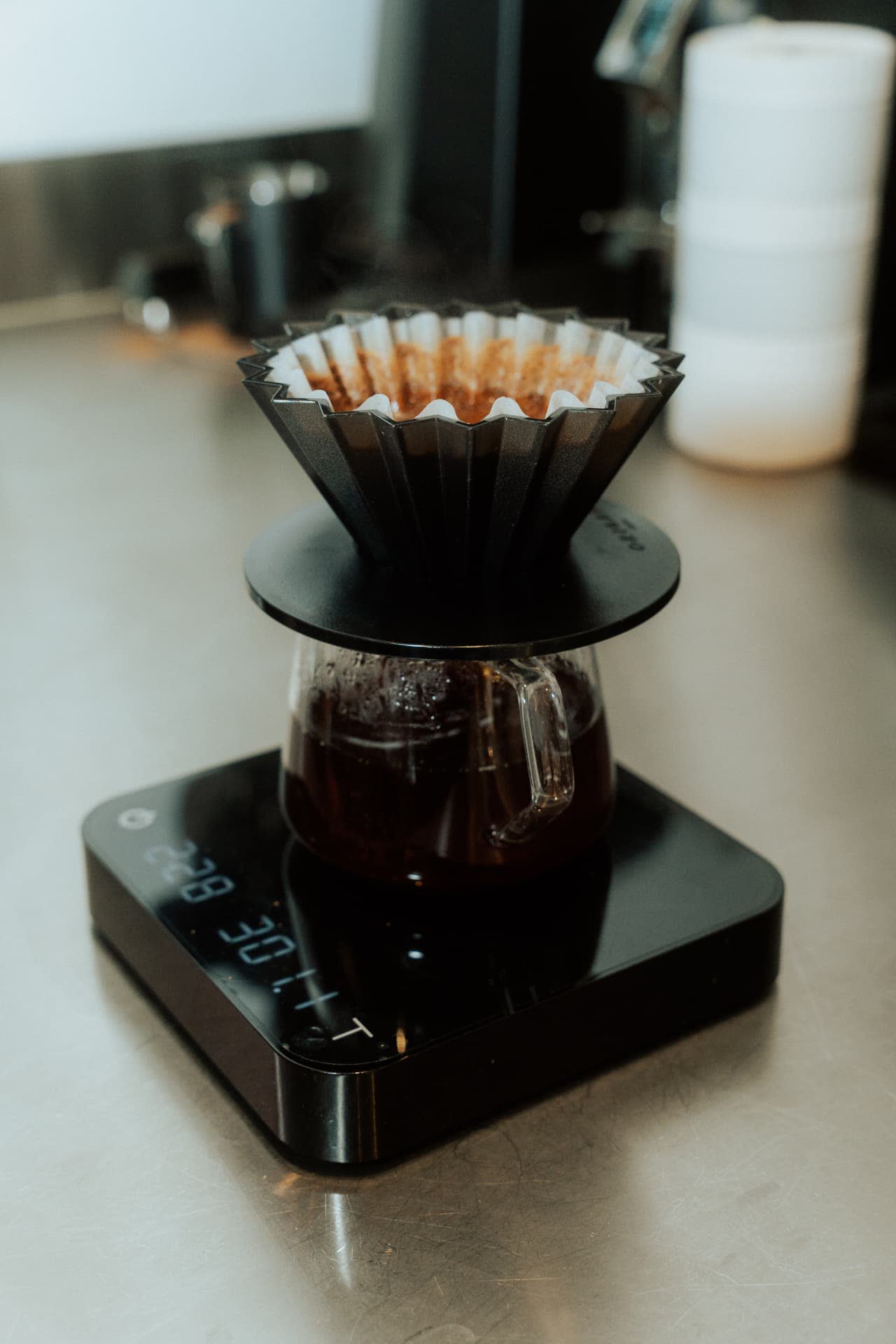 Pour-over-Kaffee wird auf der Waage aufgegossen