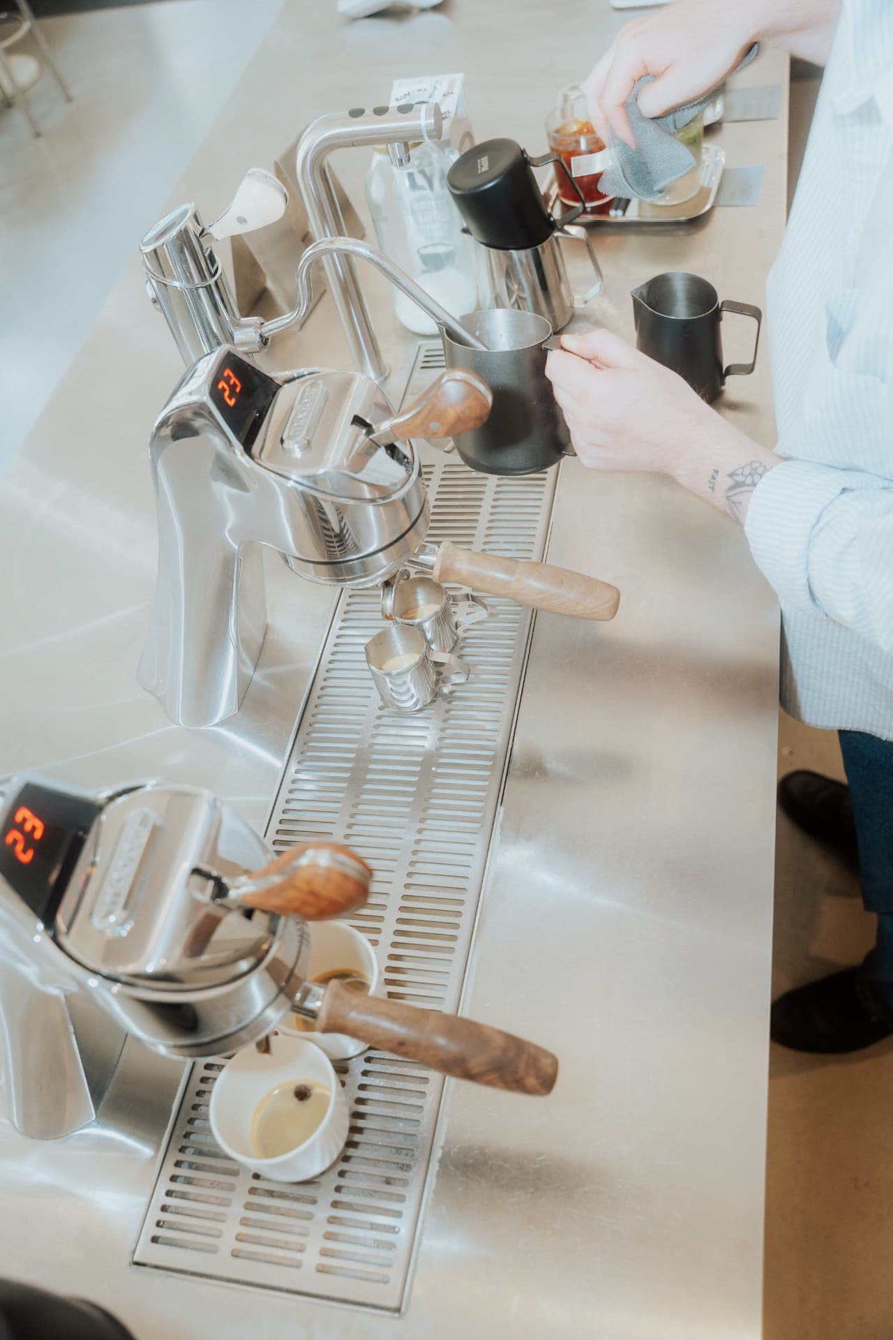 Barista an der Espressomaschine
