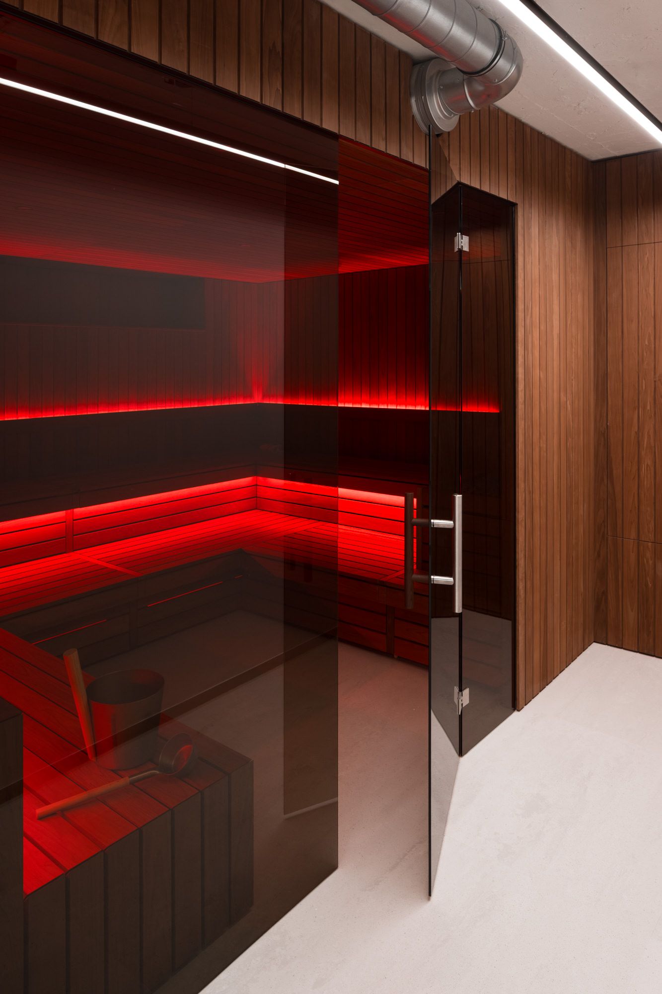 Sauna im ATHLETICA Bootcamp & Recovery, Blick durch die Glastür